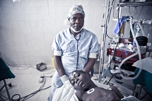 eye surgeon waits with child cataract patient during power cut in Malawi