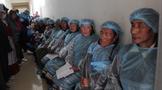patients before cataract eye surgery Seva Tibet Nakchu charity in Tibet